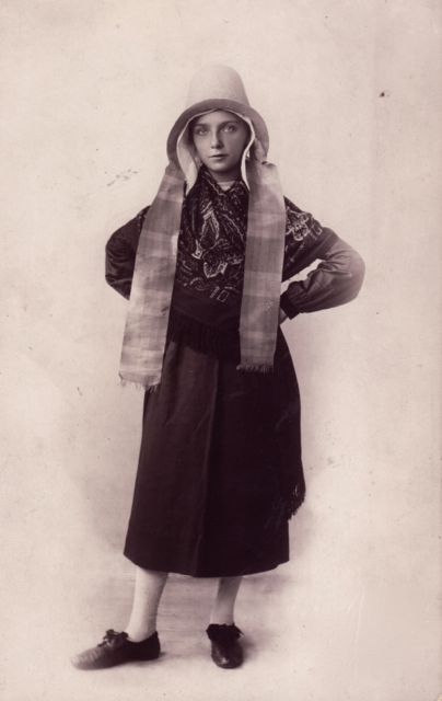 Traditionele klederdracht uit Lint. Ja, hoe verzinnen ze het hé!